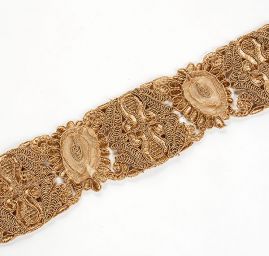 Krajková kovová stuha menší květ na tylu