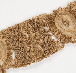 Krajková kovová stuha menší květ na tylu