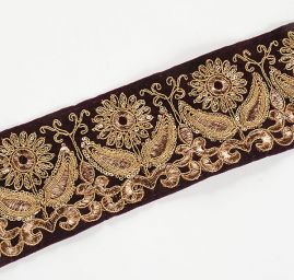 Sametová stuha vyšívaná květy s flitry tm.fialová