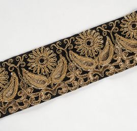 Sametová stuha vyšívaná květy s flitry černá