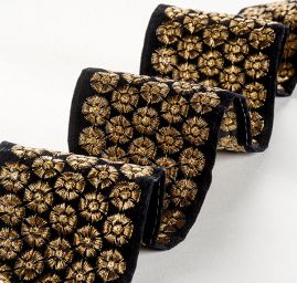 Sametová vyšívaná stuha široká drobné květy