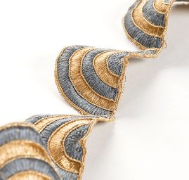 Šantungová stuha vyšívaná oblouky modrošedé