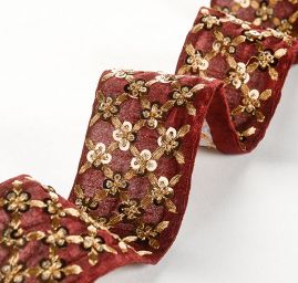 Šantungová stuha vyšívaná s flitry tm.červená