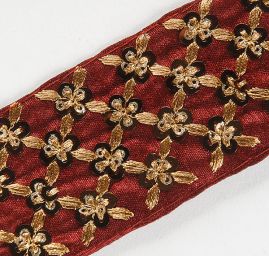 Šantungová stuha vyšívaná s flitry tm.červená