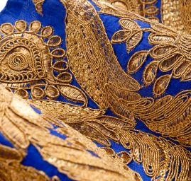 Sametová vyšívaná stuha široká 25 cm modrá