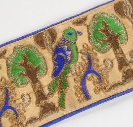 Stuha vyšívaná na šantungu ptáci modrá