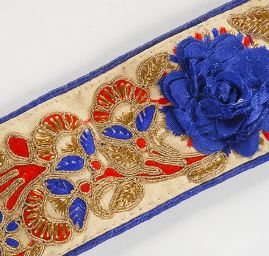 Stuha vyšívaná na šantungu plastický květ modrá