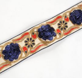 Stuha vyšívaná na šantungu plastický květ tm.modrá