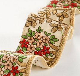 Porta vyšívaná na šantungu drobné květy béžová