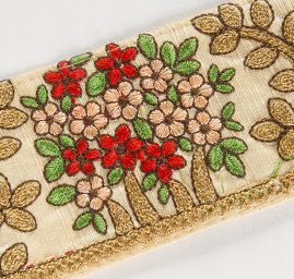 Porta vyšívaná na šantungu drobné květy béžová