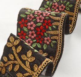 Porta vyšívaná na šantungu drobné květy černá