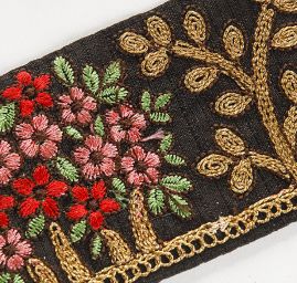 Porta vyšívaná na šantungu drobné květy černá