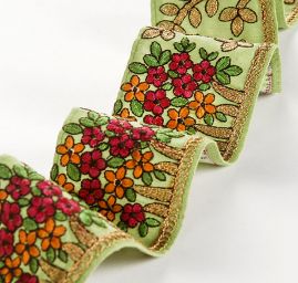 Porta vyšívaná na šantungu drobné květy zelená