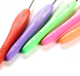 Háček kov se silikonovou ručkou vel. 5 Mina Carin