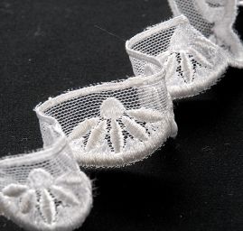 Krajka lemovací romantický vzor bílá