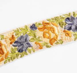 Vyšívaná stuha šantung širší květy žluté/modré