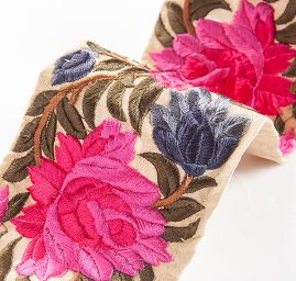 Vyšívaná stuha šantung širší květy fuchsiové/růžové