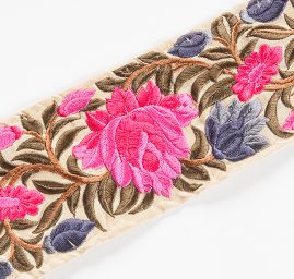 Vyšívaná stuha šantung širší květy fuchsiové/růžové