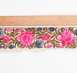 Vyšívaná stuha šantung širší květy fuchsiové/růžové
