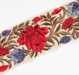 Vyšívaná stuha šantung širší květy červené/skořicové