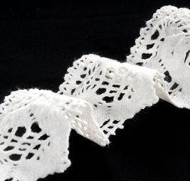 Krajka hrubá se vzorem v bílé barvě