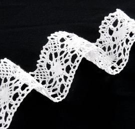 Krajka hrubá geometrický vzor bílá