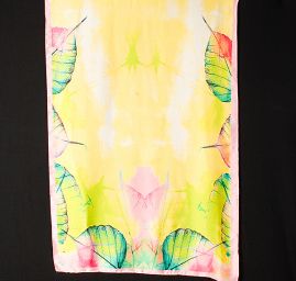 Efektní šála motiv listy pastel žlutá