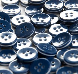 Knoflík plastový kulatý košilový modrobílý 26"