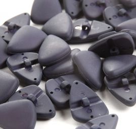 Knoflík plastový s krčkem trojúhelník fialový