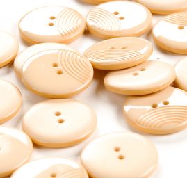 Knoflík plastový kulatý krémový 44"