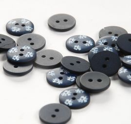 Knoflík plastový kulatý modrotisk květy 26"