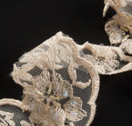 Krajka lem jemný květ béžová flitry/rokajl/perličky 