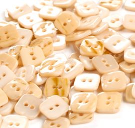 Knoflík perleťový dvoudírkový tvar čtverce béžový