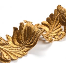 Krajková kovová stuha květinový vzor zlatá
