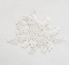 Krajková květinová aplikace lomená bílá