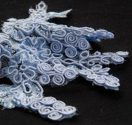 Krajková květinová aplikace pastel světle modrá