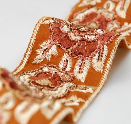 Prta textilní výšivka/flitry květinový motiv hnědá