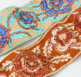 Prta textilní výšivka/flitry květinový motiv hnědá