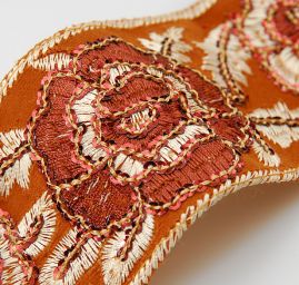 Prta textilní výšivka/flitry květinový motiv hnědá