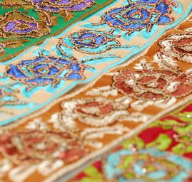 Prta textilní výšivka/flitry květinový motiv hnědá