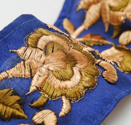 Porta vyšívaný šantung vzor květy tmavě modrá