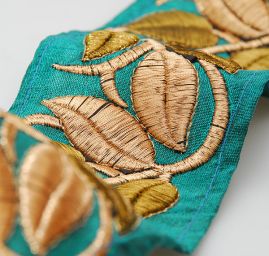 Porta vyšívaný šantung vzor lístky petrolej