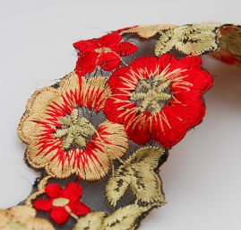 Porta vyšívaná organza květinový vzor červená