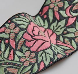 Porta vyšívaný taft vzor květy pistáciová