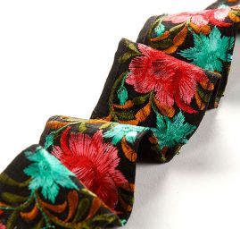 Vxšívaná stuha šantung květy červené zelené