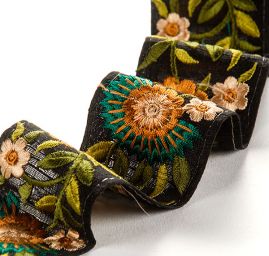 Vyšívaná stuha šantung květy žlutozelené