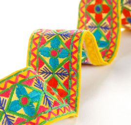 Vyšívaná stuha lidový motiv žlutá/růžová