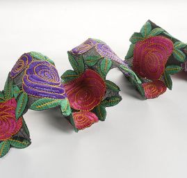 Vyšívaná stuha šantung květy růží