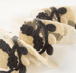 Stuha květinový výšivka na tylu smetanová/šedá