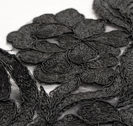 Krajková aplikace středová černé barvy